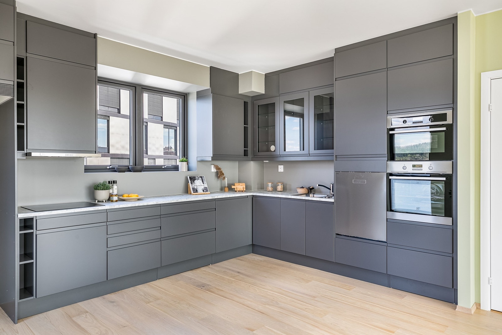 Kjøkkeninnredningen er allerede utstyrt med hvitevarer som medfølger. Galleribilde