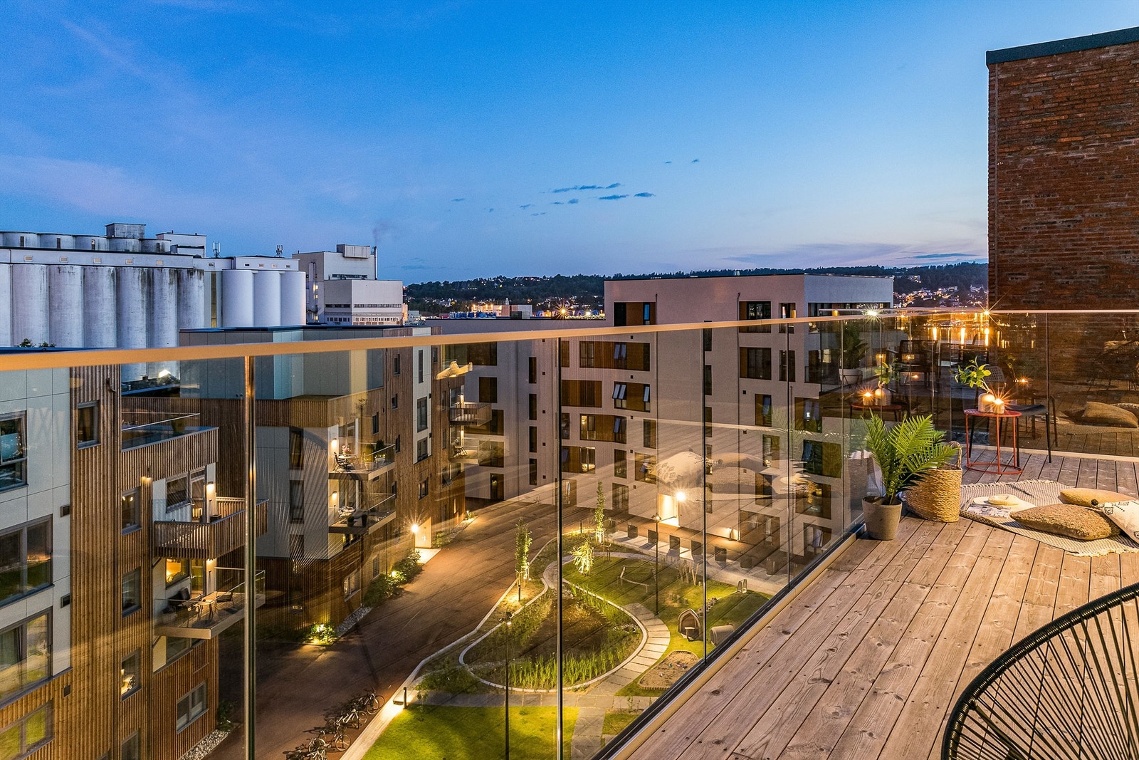 Byggene i Støperiet er oppført rundt et skjermet, parkmessig gårdsrom. Galleribilde