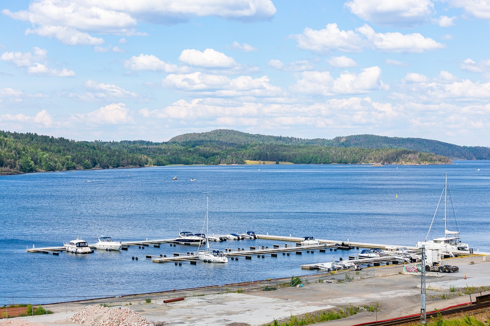 Zoomet utsikt mot båthavnen på Verket der det er mulig å leie plass. Galleribilde