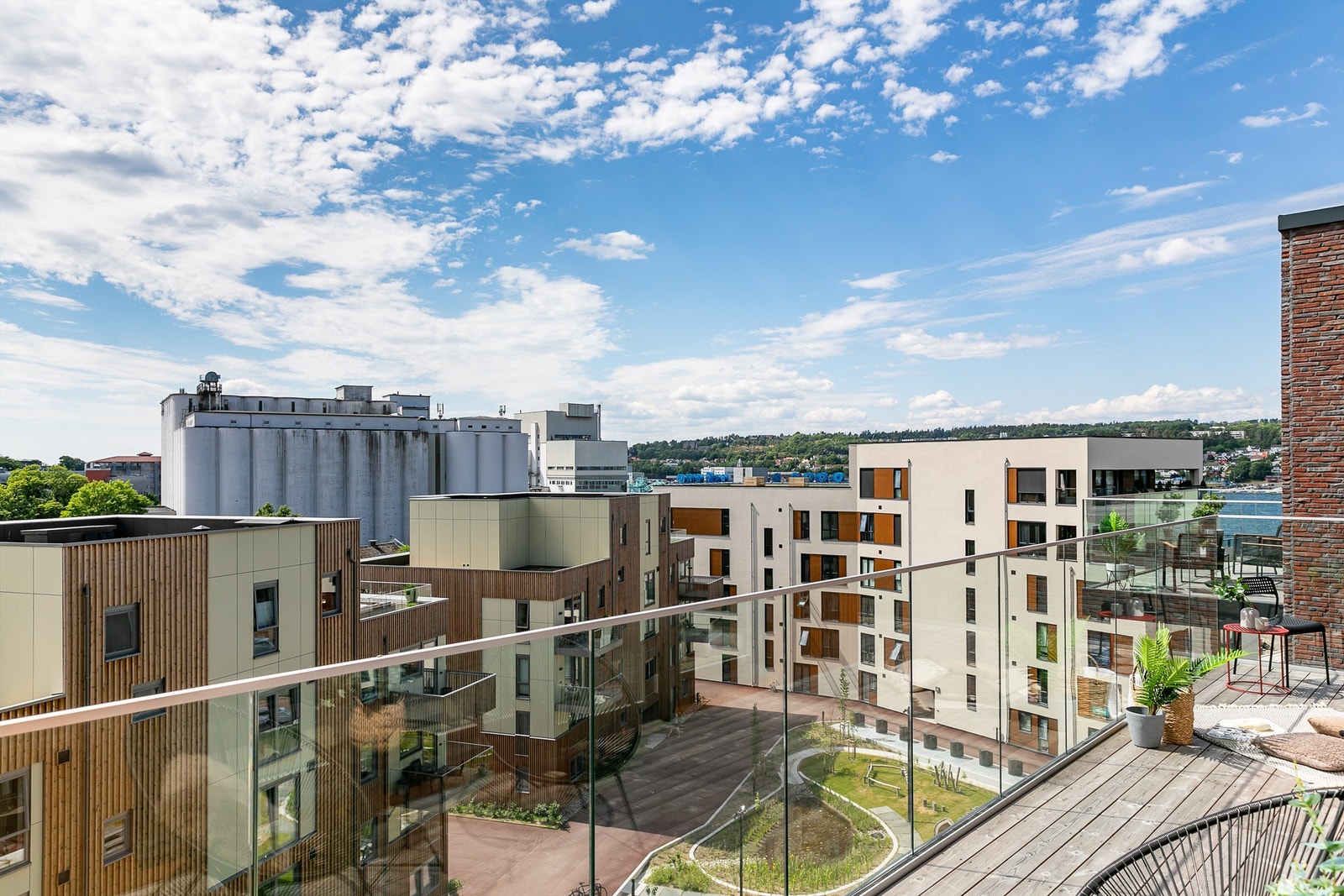 På gode sommerdager har balkongen sol dagen gjennom. Galleribilde
