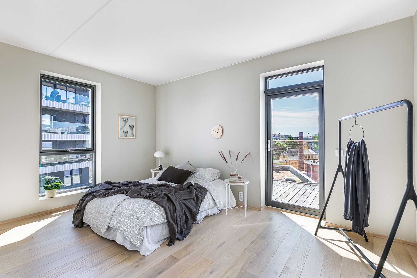 Hovedsoverommet er stort og tilknyttet egen balkong. Galleribilde