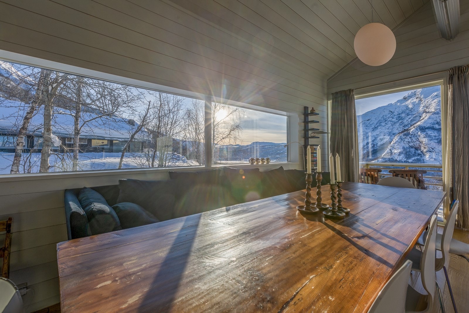 Hyggelig spiseplass ved store vinduer mot fjellheimen. Galleribilde