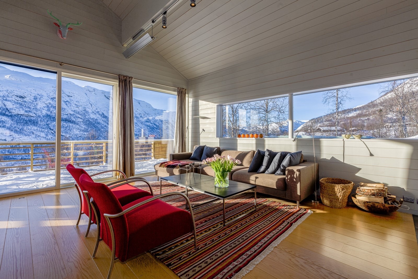 Det er store vindusflater og generøs takhøyde i stuen. Galleribilde