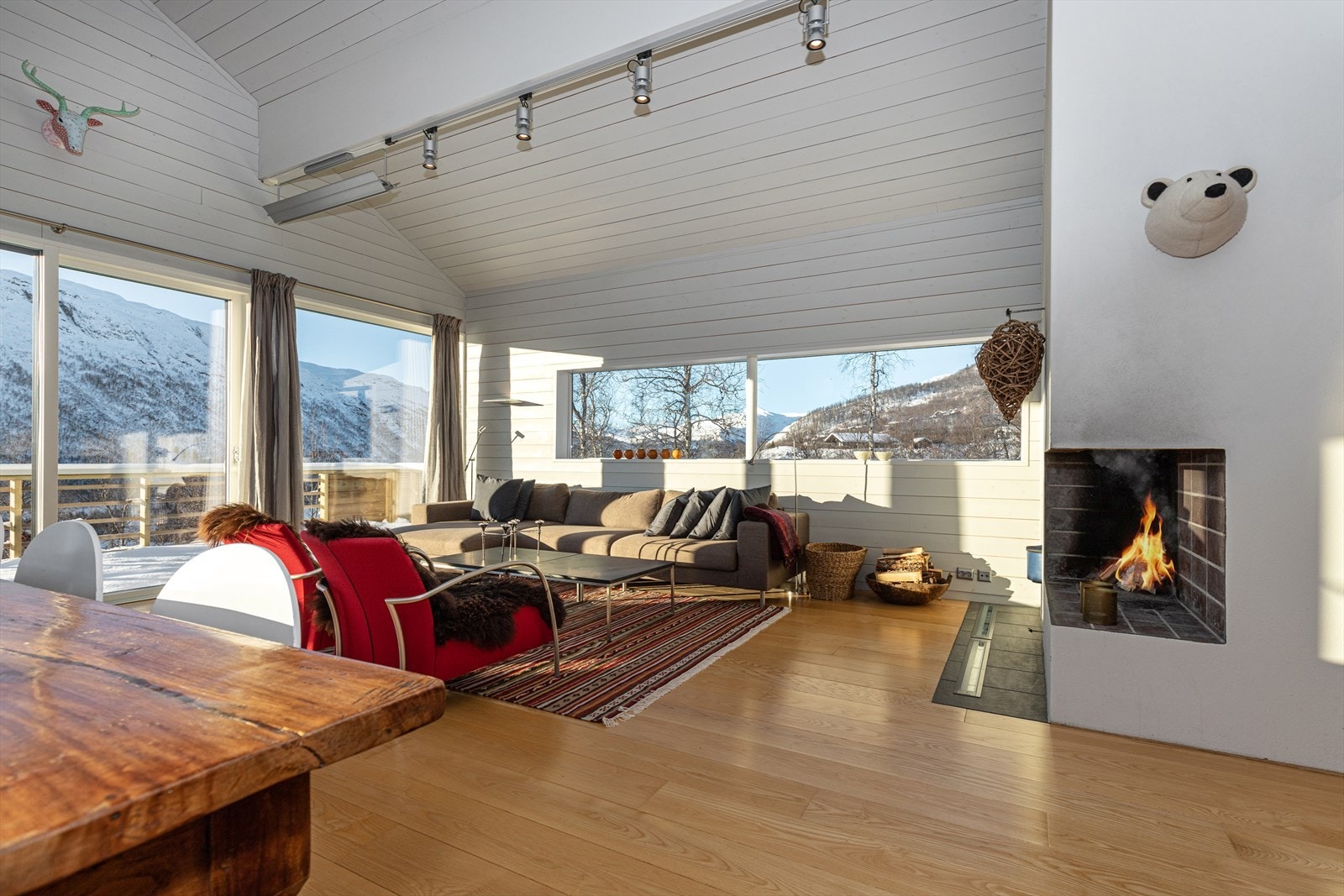 Nyt utsikten også fra stuen samtidig som du fyrer i hyggelig peis. Galleribilde