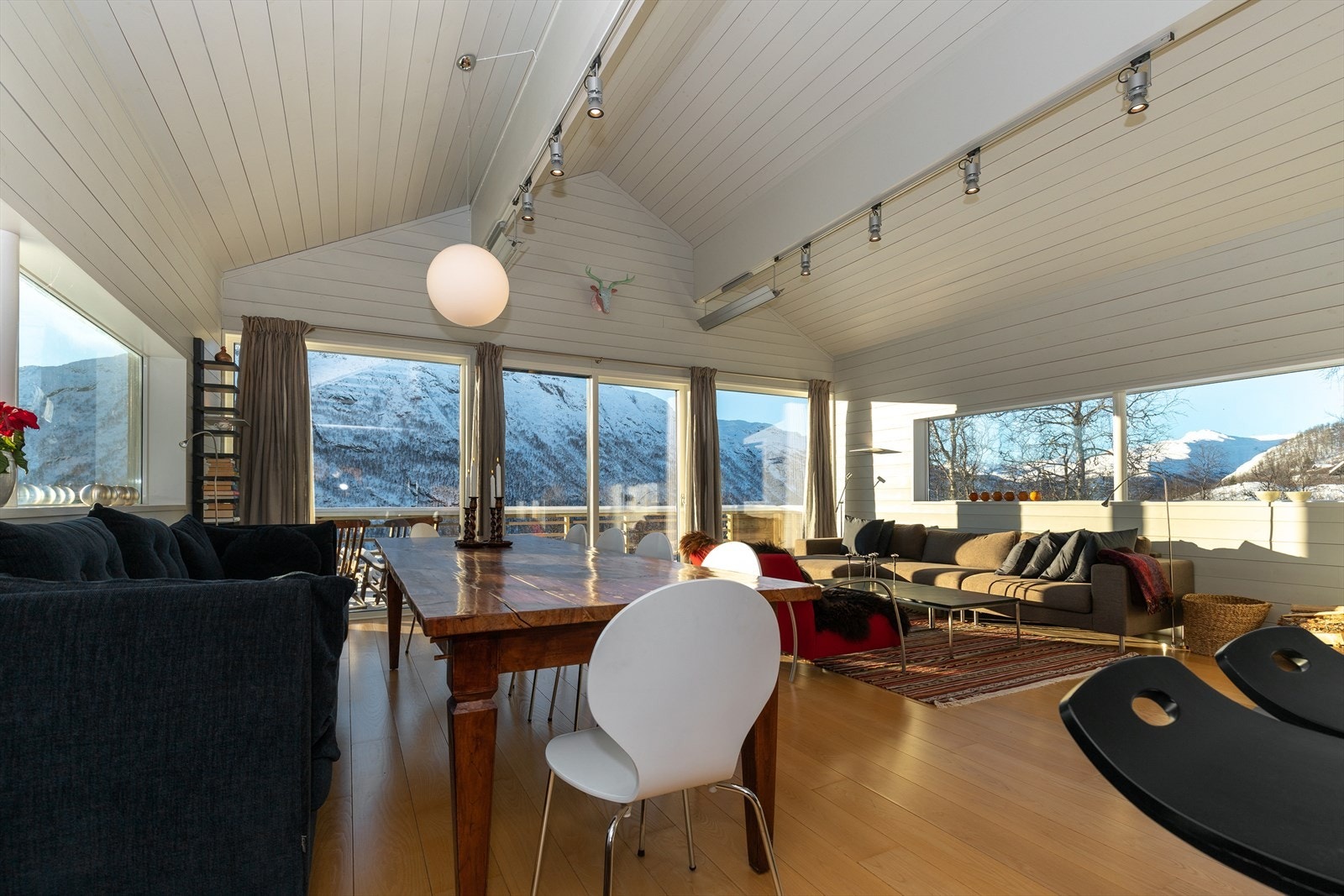 Stue/spisestue del med store vindusflater. Galleribilde