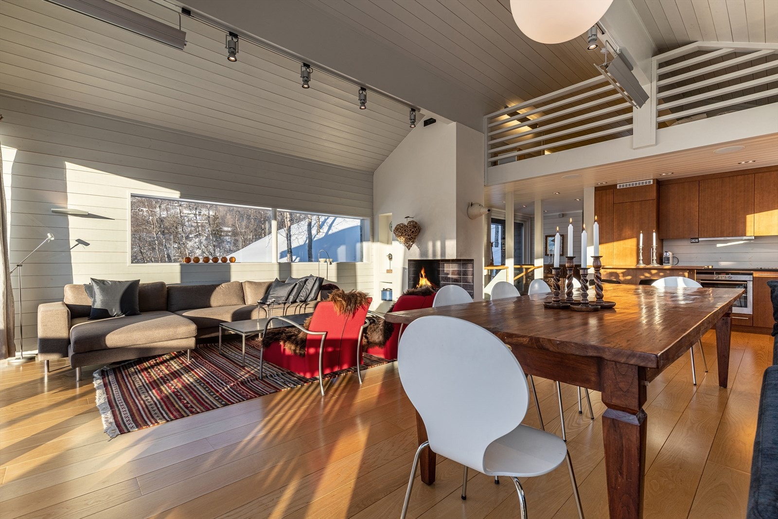 Det er god plass til sofagrupper og spisebord i den romslige stuen. Galleribilde