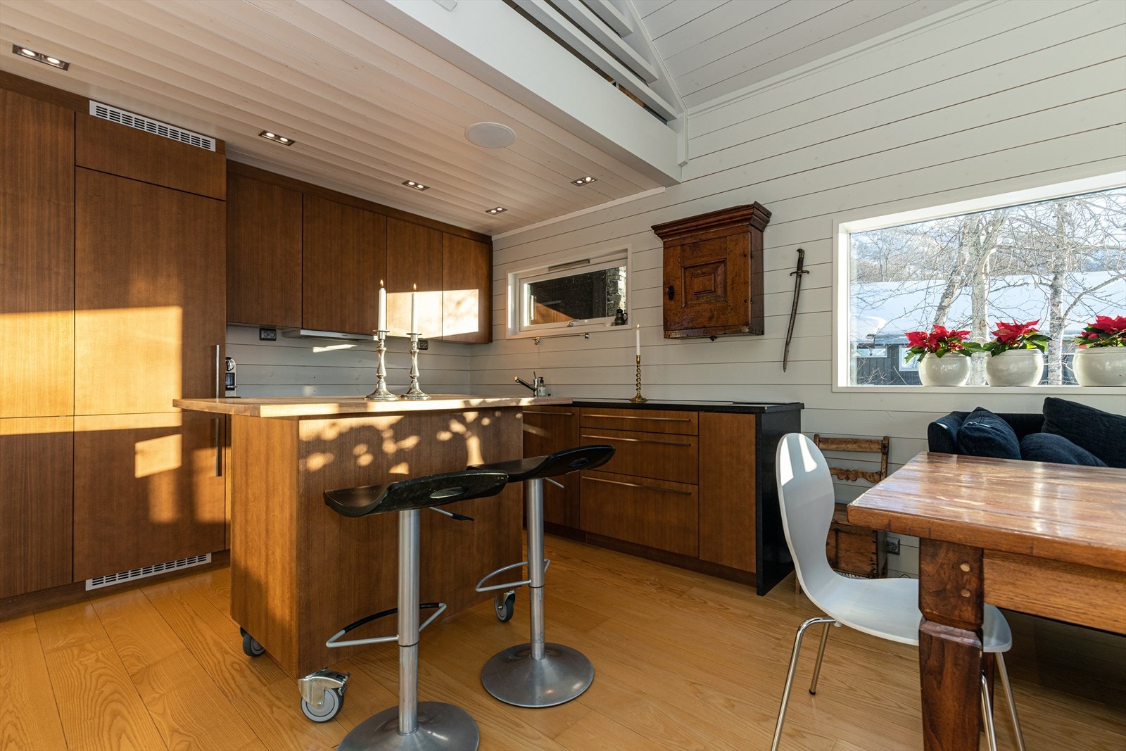 Kjøkken med kjøkkenøy og integrerte hvitevarer. Galleribilde