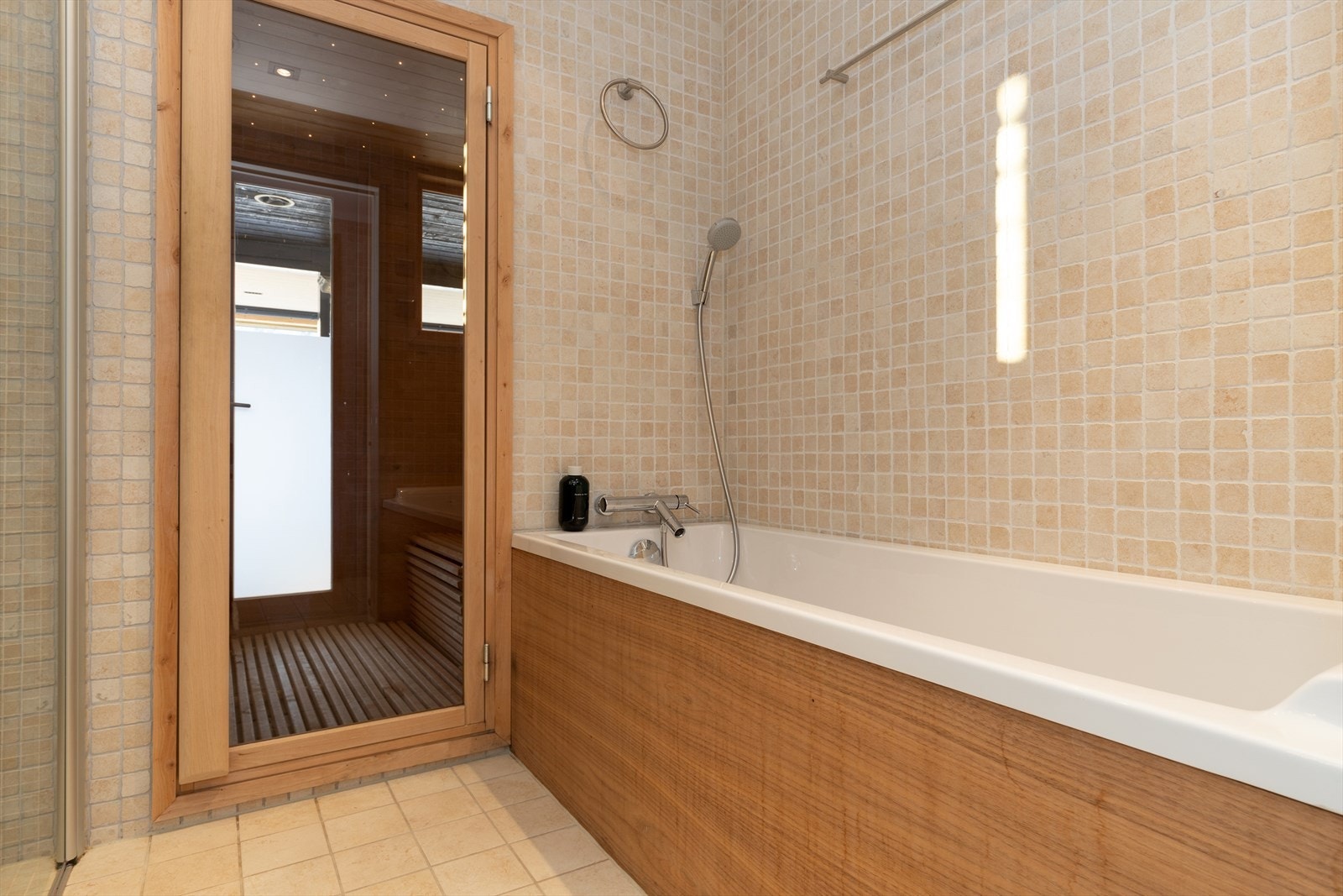 Baderom i u.etasje med badstue og utgang til terreng. Galleribilde