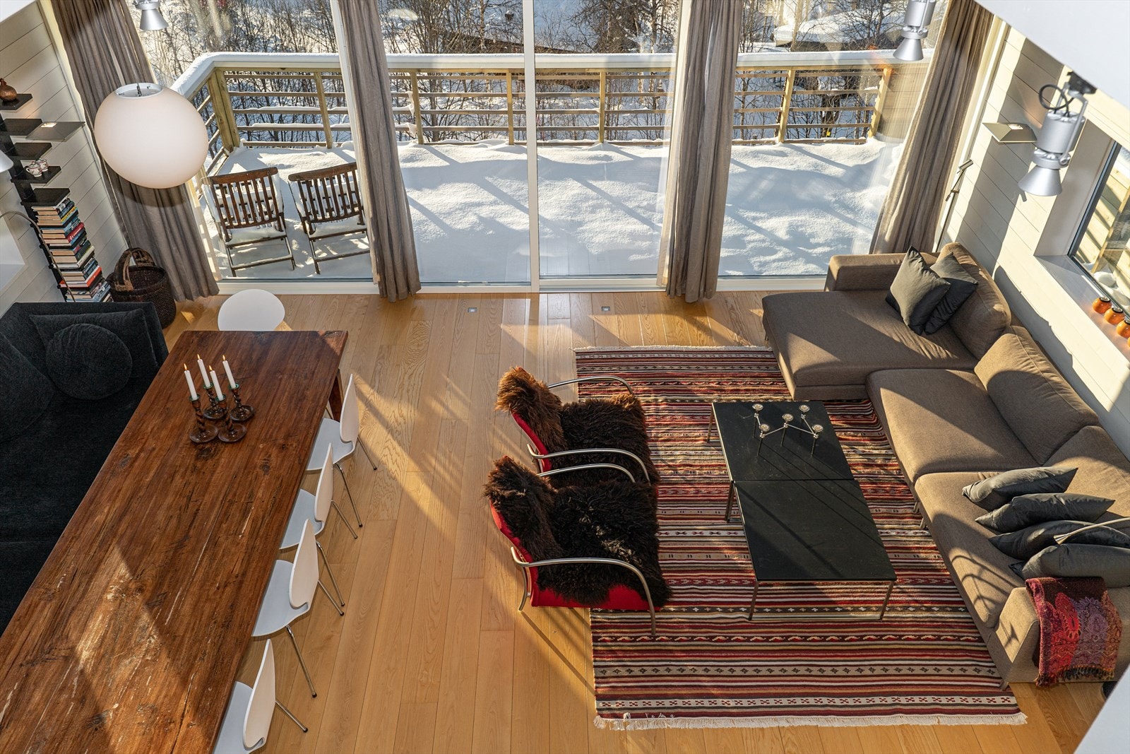 "Utsikt" fra Hemsen mot stuen og terrassen. Galleribilde