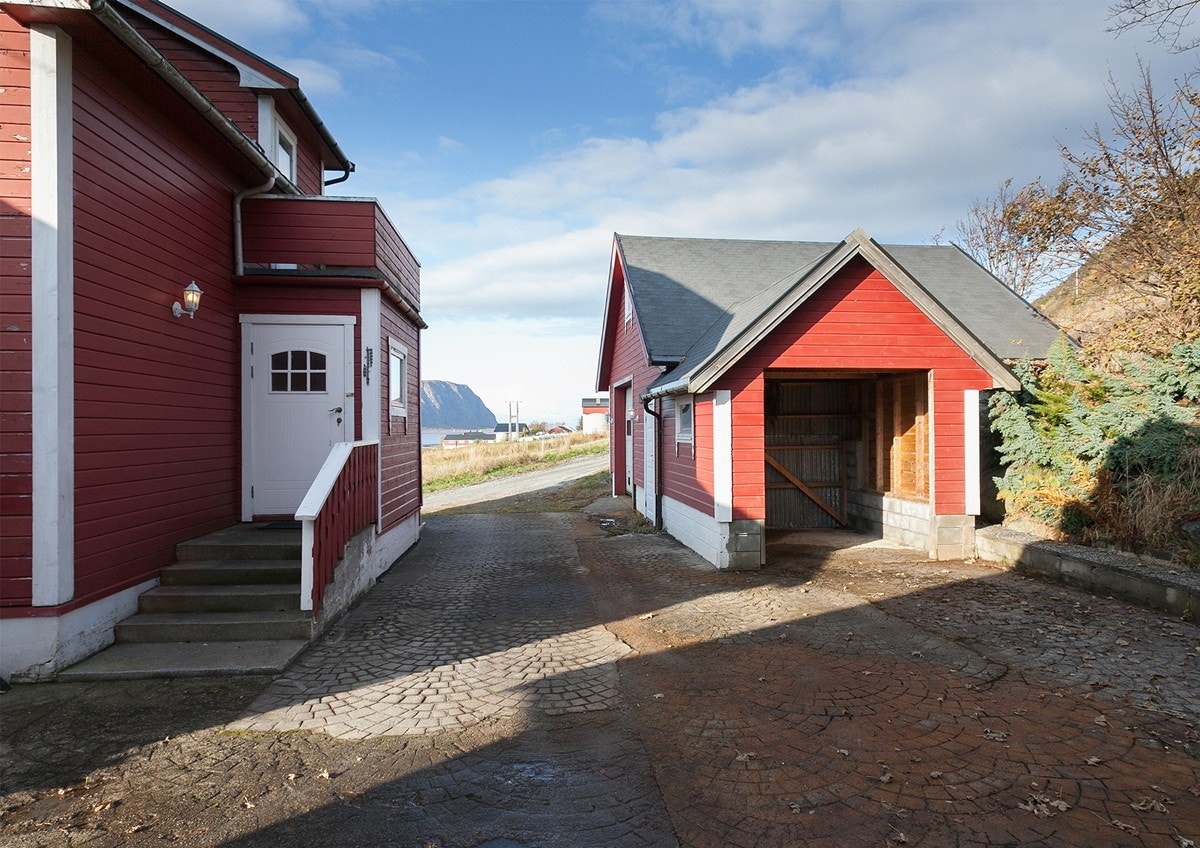 Fasade og garasje Galleribilde