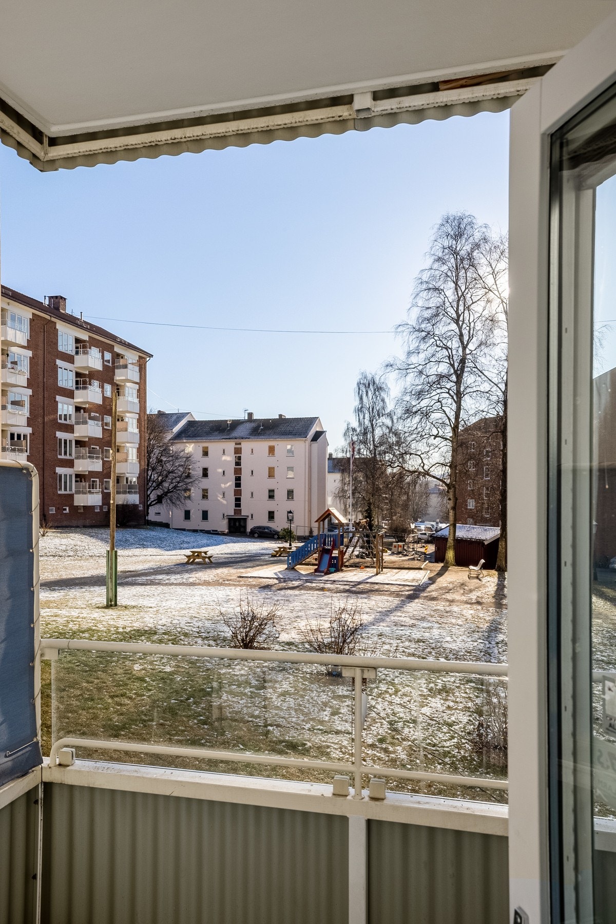 Balkongen har takoverbygg og skjerming fra naboer. Galleribilde
