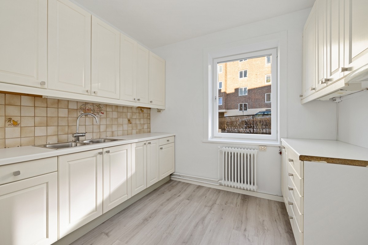 Adskilt kjøkken med god plass til ønsket kjøkkeninnredning. Galleribilde