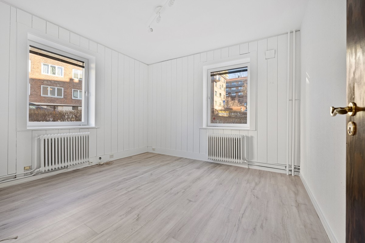 Soverom 1 er romslig med plass til dobbeltseng og garderobeinnredning. Galleribilde