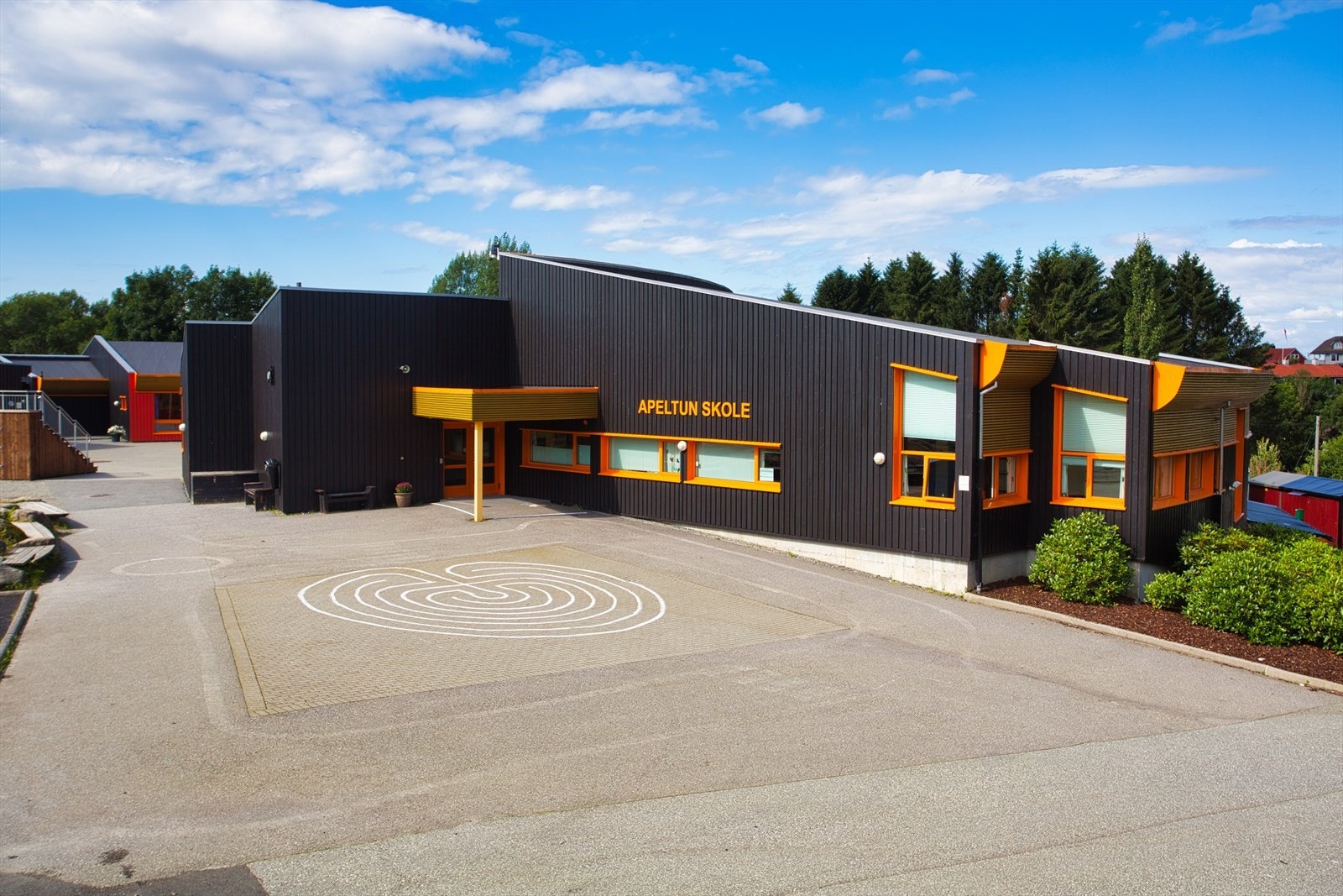 Flott skole på Apeltun Galleribilde