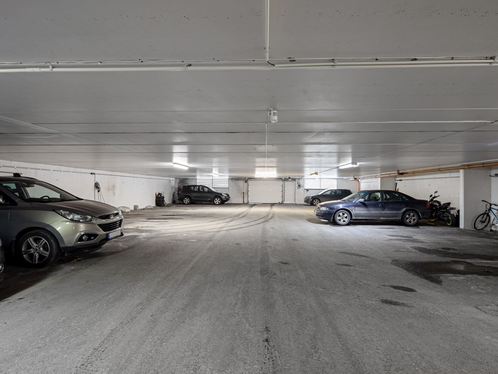 Felles garasjeanlegg. Infrastruktur til
el-bil lading er gjort. Galleribilde