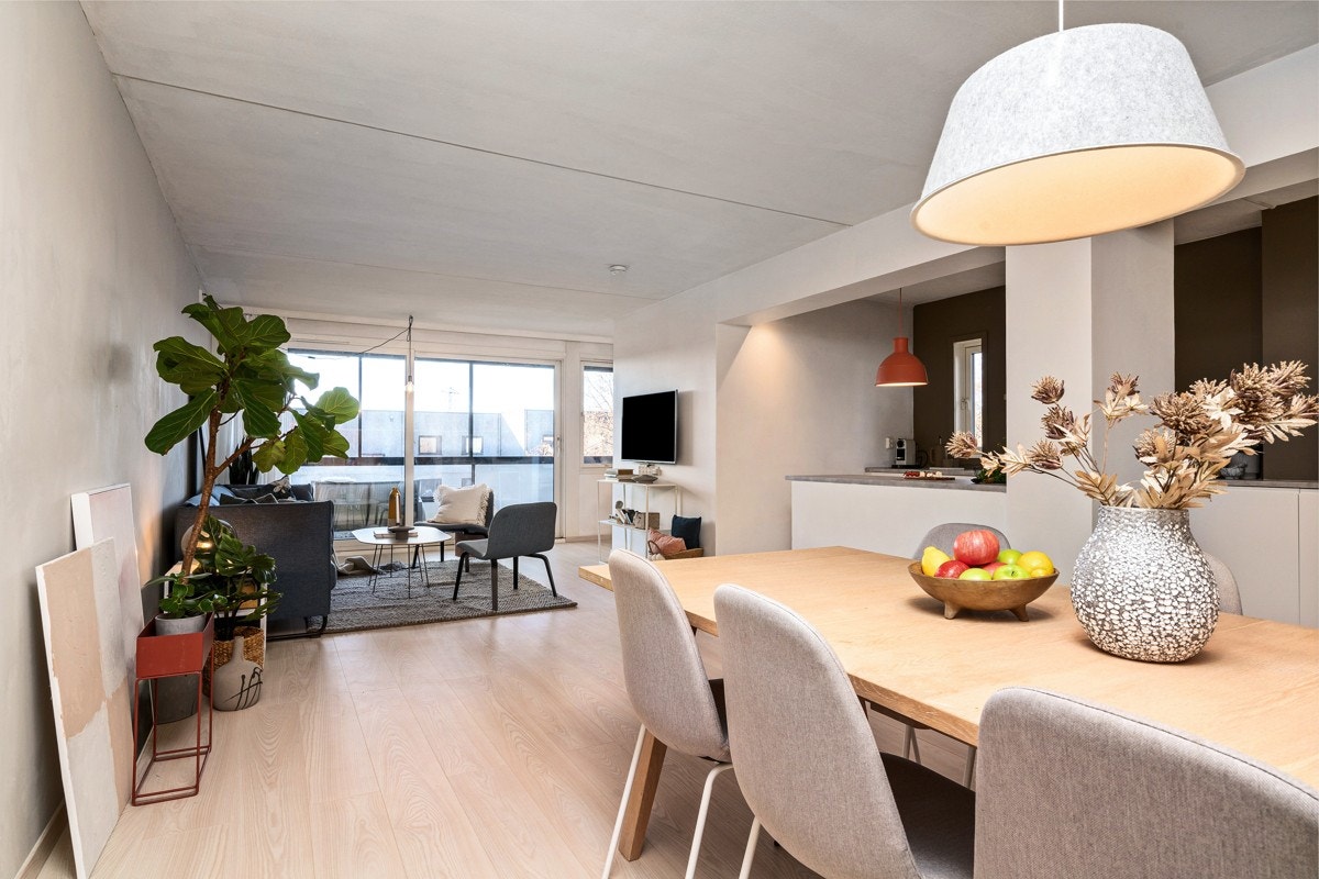 Stuen har NorDan skyvedørsfelt og vindu med to-lags energiglass fra 2007, øvrige vinduer fra 2015. Galleribilde