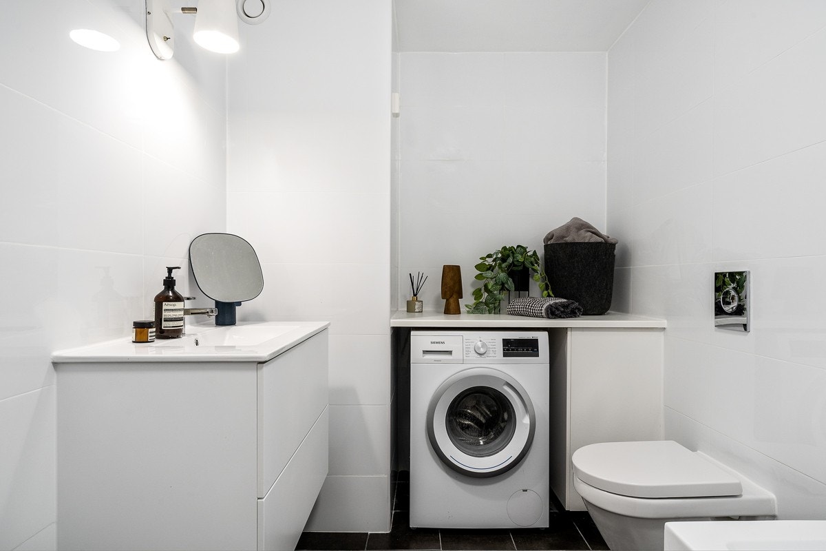 Pent bad, pusset opp med flis på flis og ny innredning. Galleribilde