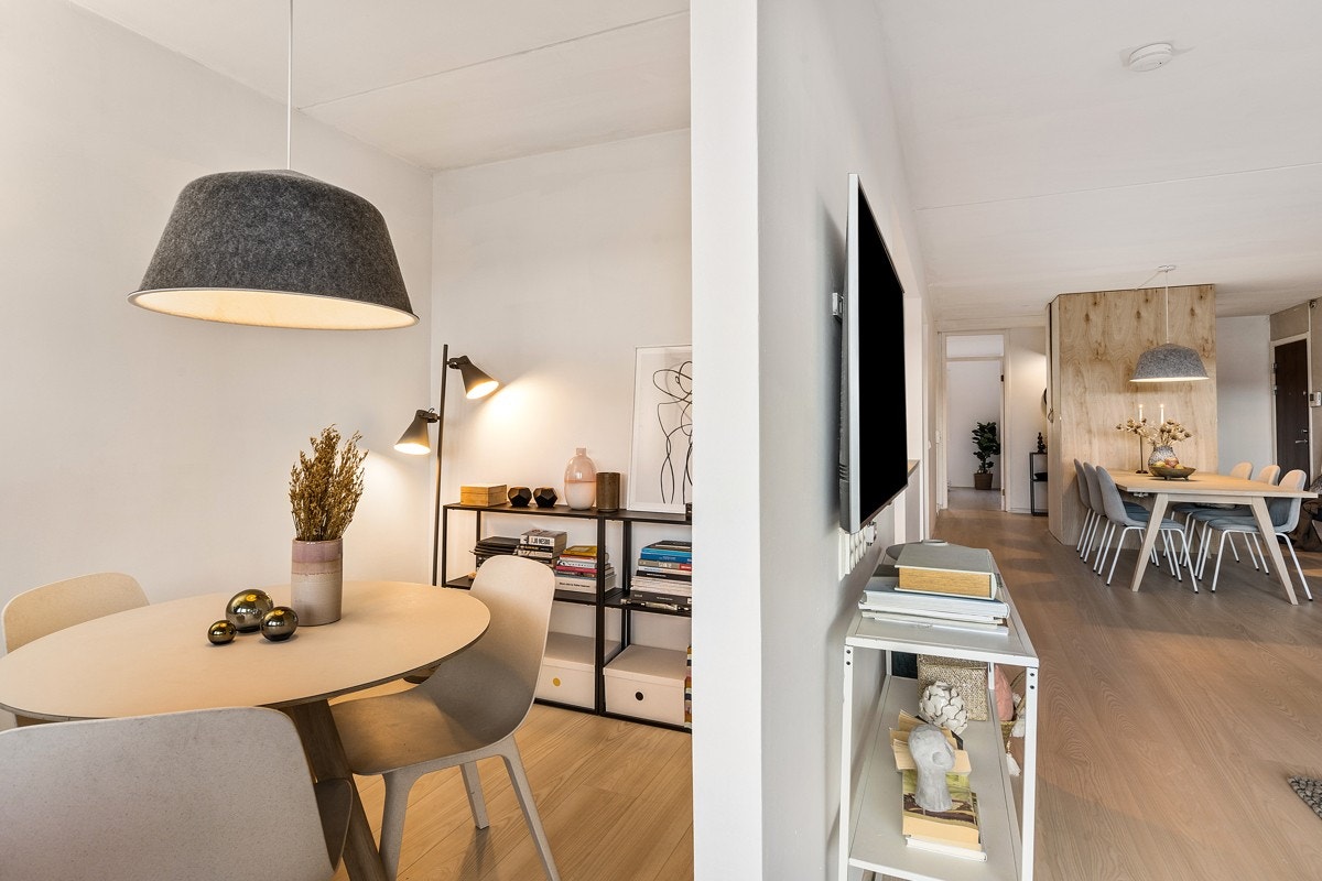 Planløsningen er endret og det er egen nisje for spisebord hvor man også kan etablere et mindre soverom. Galleribilde