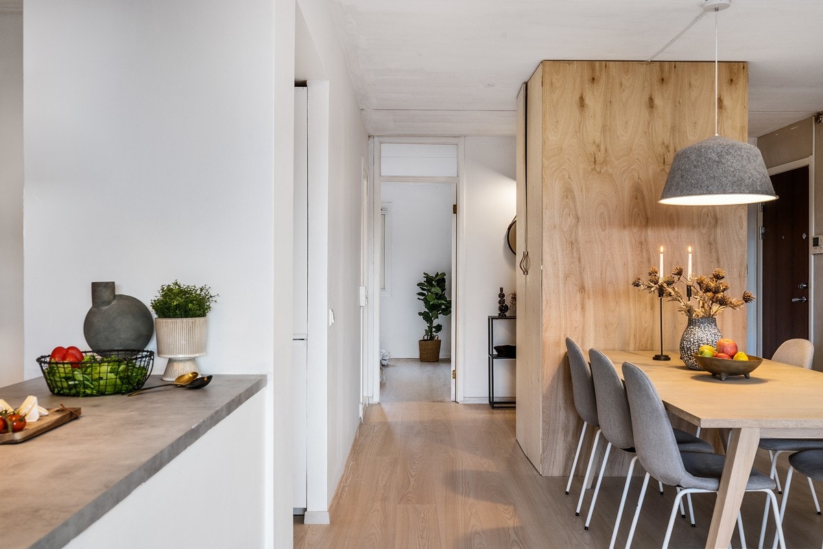 Praktisk løsning med garderobeskap som skiller stue og entré på en god måte. Galleribilde