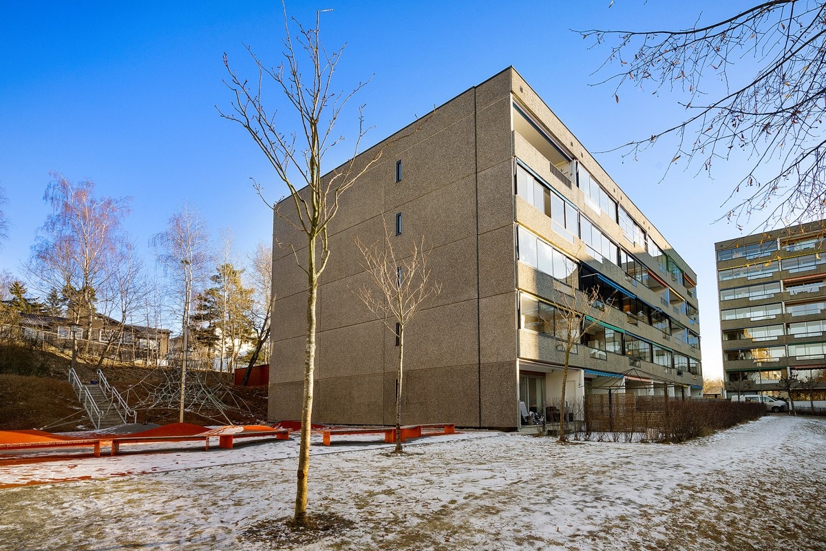 Borettslaget har pent opparbeidede fellesarealer med lekeplasser, felles grillplass, flotte gressplener, bærbusker, frukttrær, bordtennisbord m.m. Galleribilde