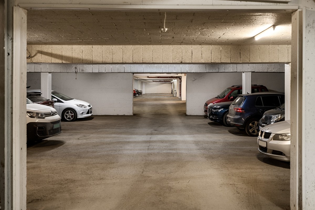 Det medfølger garasjeplass i felles anlegg. Borettslaget har nettopp valgt leverandør av ladere garasjeanlegget. Galleribilde