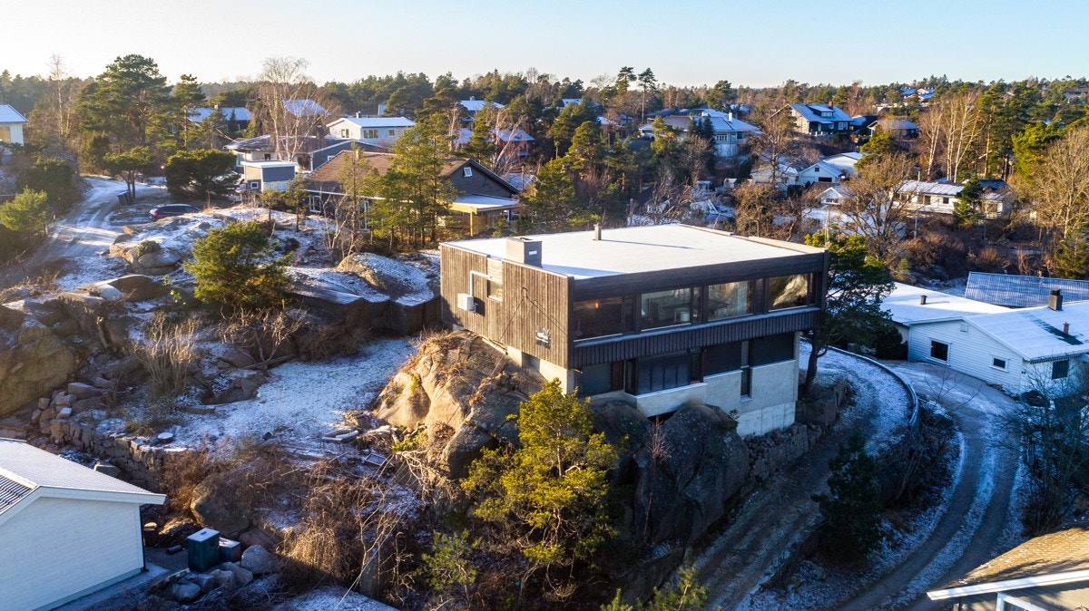 Tomten strekker seg videre fra husveggen og til venstre i bilde. Galleribilde