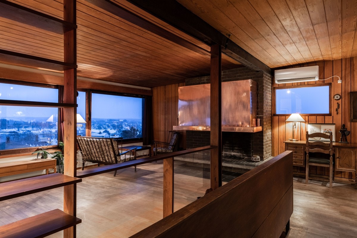 Arkitekt Scholze har hensyntatt plasseringen av eiendommen til tomten, mulighet for å kunne la planløsningen endre seg i takt med familiesituasjonen, samt latt boligens fasade mot byen ha store vindusareal. Galleribilde