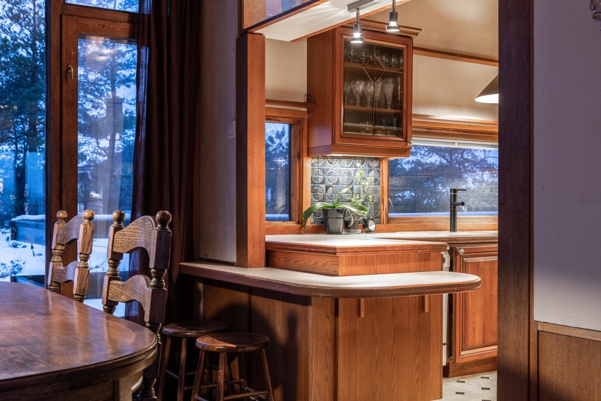 Kjøkken har en innredning av heltre med profilerte fronter. Galleribilde