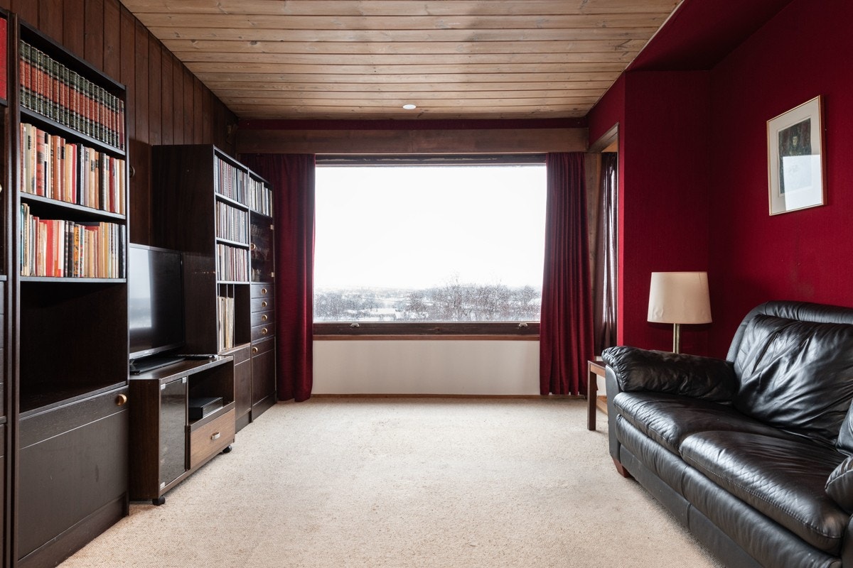 Tv-stuen/soverommet var opprinnelig delt inn som to barnerom, så dette kan man ved enkle grep tilbakeføre skulle man ha behov for mer enn fem soverom. Galleribilde