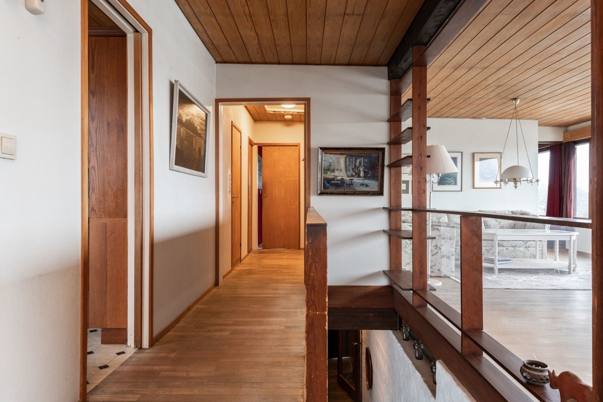 Hovedsoverom og tv-stue/soverom er plassert i den ene enden av etasjen og gir boligen en rolig- og en aktiv sone. Galleribilde