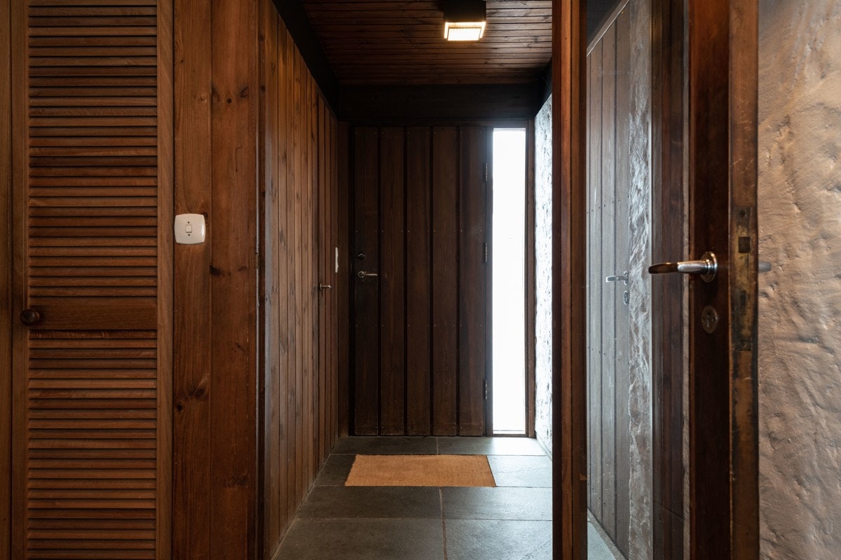 Fra uteområdet kommer man inn til en entrè som har et vaskerom vegg-i-vegg. Galleribilde