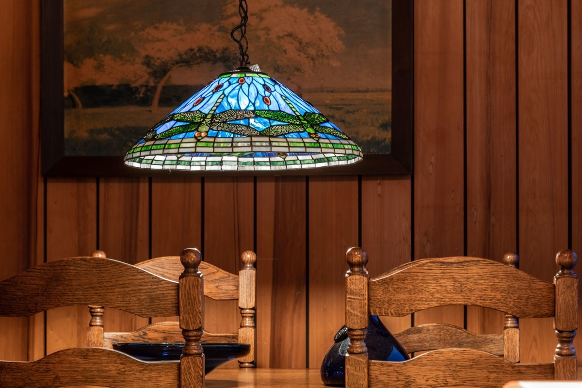 Endeveggen har mørk panel i oregon pine. Galleribilde