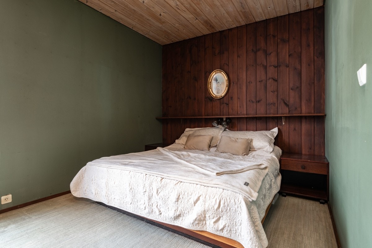 Hovedsoverommet er vendt mot hagen og har utgang til en sydvendt luftebalkong på ca. 15 kvm. Galleribilde