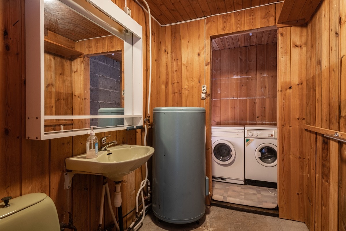 Et vaskerom like ved inngangsdøren er svært praktisk når man har små barn, men også hvis man har firbeinte som behøver en vask før de kan komme inn i boligen. Galleribilde