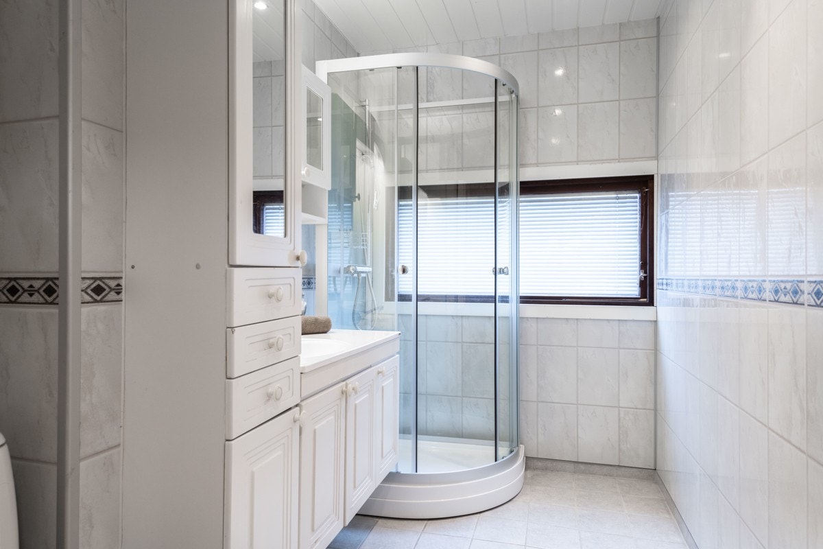 Baderommet ble pusset opp i 2010 og har fliser på gulv med varmekabler og våtromsplater på vegg. Galleribilde