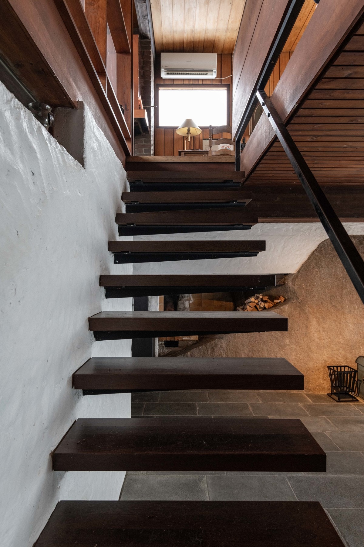 Trappen opp til hovedetasjen har fått en spesiell konstruksjon. Stålunderlaget for trinnene er enkeltvis støpt inn i muren og på disse er det lagt kraftige mørke tretinn i ibenholt som dermed blir stående fritt ut fra veggen. Galleribilde