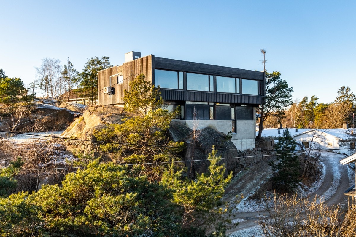 Fasaden vendt mot nord består av vindusrekke som strekker seg fra gulv til tak. Galleribilde