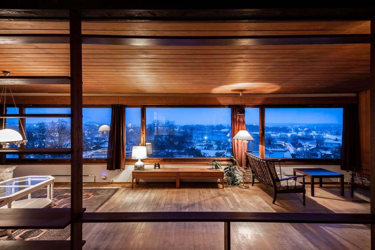 Boligens fasade mot byen har store vindusflater og dette gjør at uteområdet trekkes inn i boligen. Den unike utsikten endres time for time etterhvet som lyset endres. Galleribilde