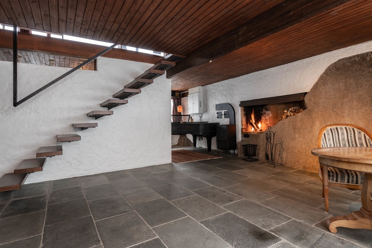 Gelenderet henger ned fra taket, og trappen oppleves som den svever i rommet. Galleribilde