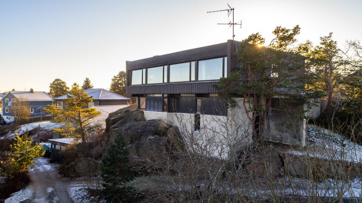 Boligens inngangsparti ligger på vestsiden. Til høyre for inngangsdøren er det en port som fører inn til den skjermede hagen og en utebod. Galleribilde