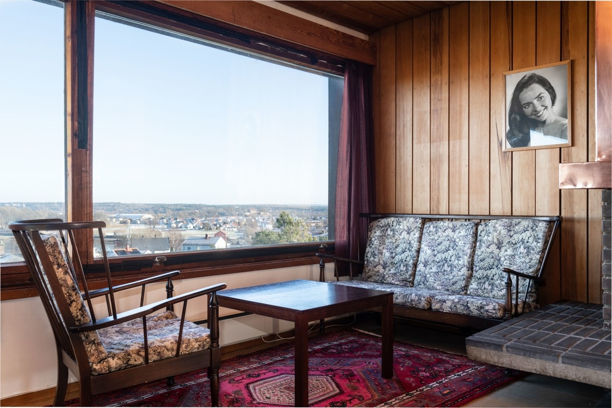 Ved peisen kan man nyte både varmen og utsikten. Galleribilde