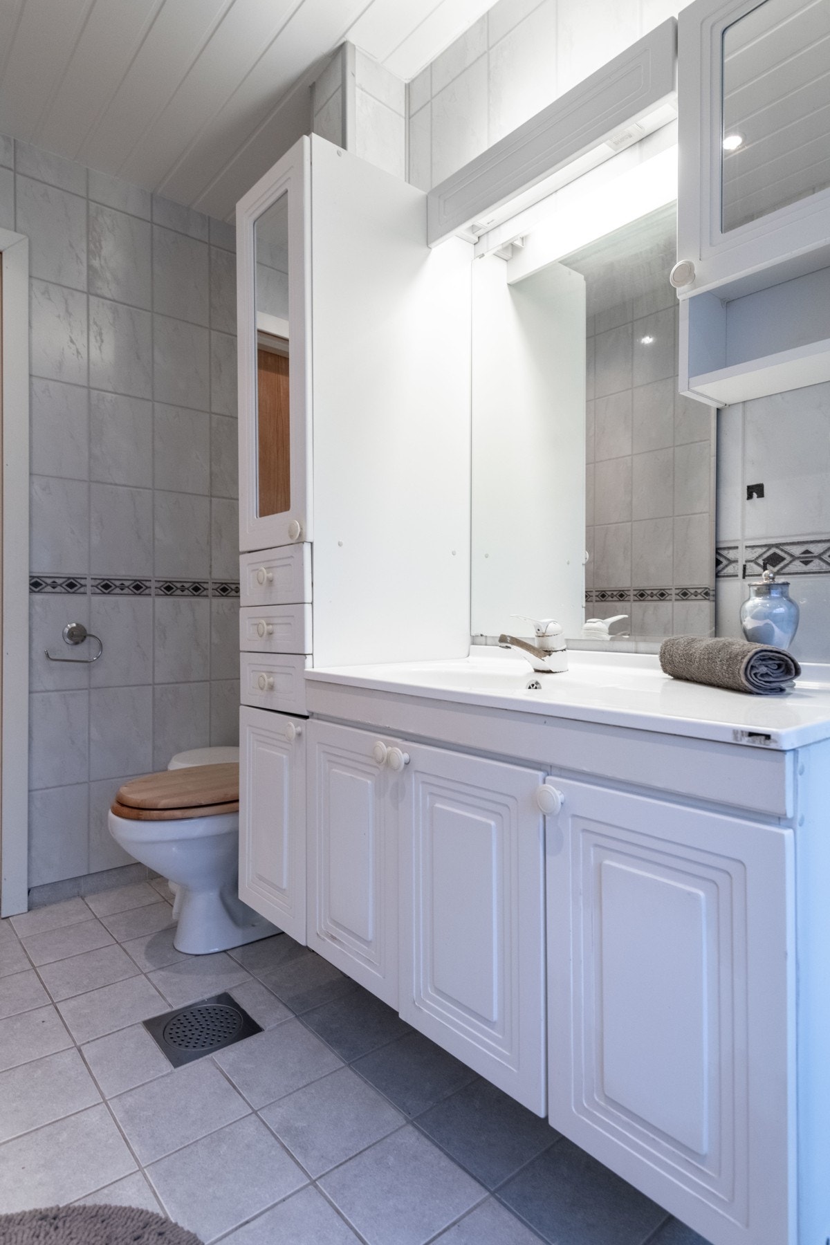 Innredningen består av klosett, servant på innredning, speil og dusjkabinett. Innredningen ble ikke skiftet i 2010 og har noe fuktsveller og bruksmerker. Galleribilde