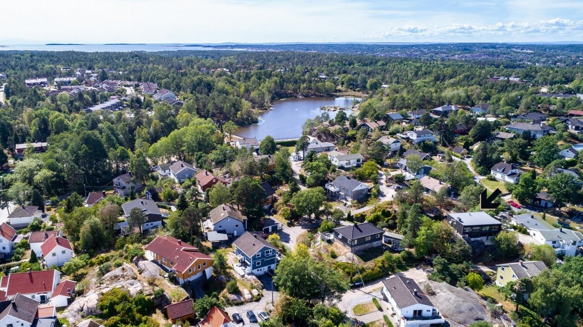 Det er gang- og sykkelavstand til Fredrikstad sentrum, så ved å bosette seg i Smedskaret 12 a har man mulighet til å gjøre seg mindre avhengig av bilen. For den som pendler til Oslo er avstanden til togstasjonen kun en kort sykkeltur unna. Galleribilde