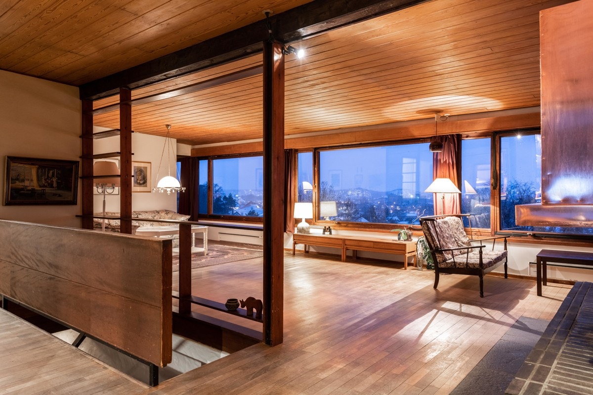 Straks man kommer opp trappen forstår man hvorfor arkitekten var opptatt av å sikre utsikten - Utsikten er virkelig imponerende! F Galleribilde