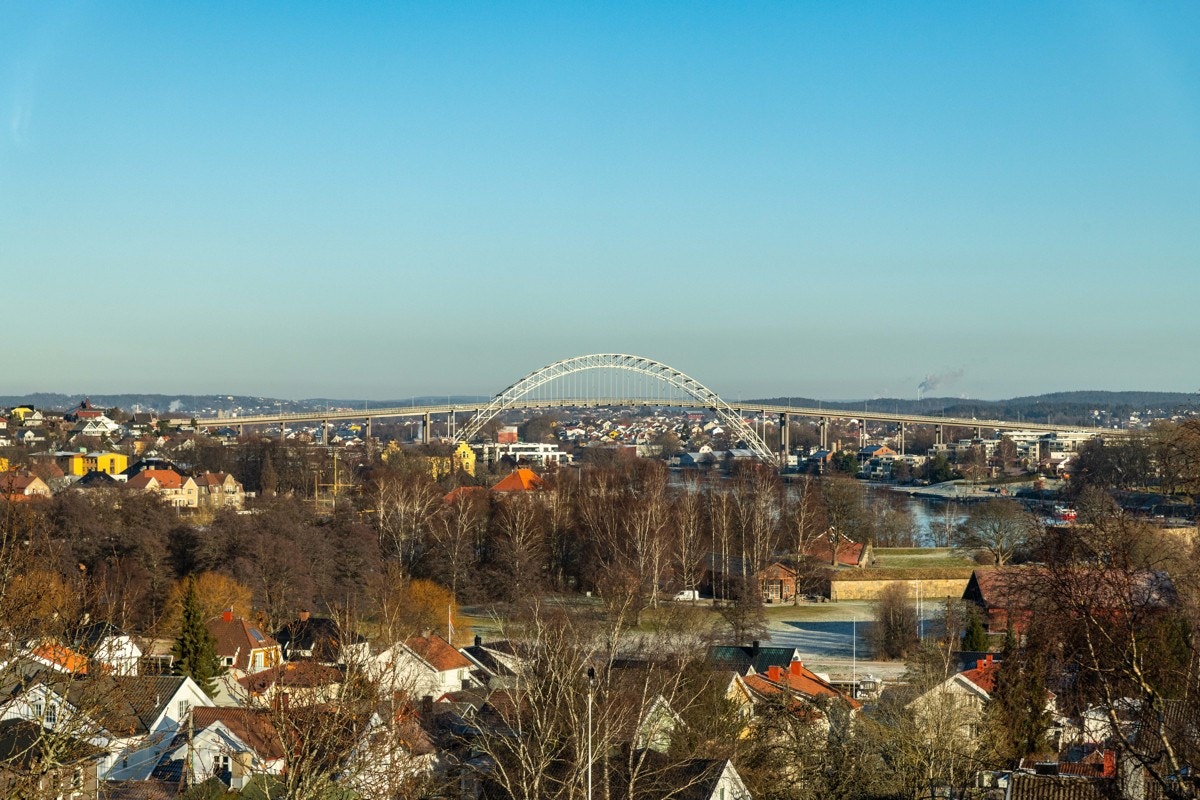 Fredrikstadbroa er et kjent landemerke i byen og denne har du utsyn mot fra stuen. Galleribilde