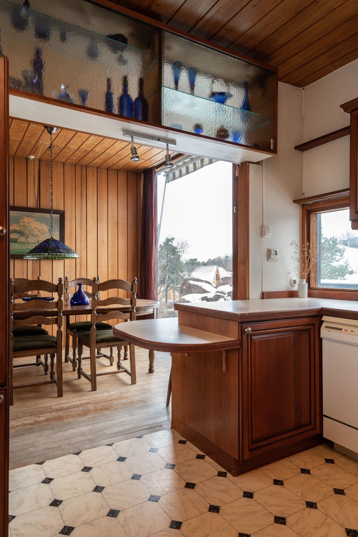 Kjøkkenet har en morsom detalj med en lavere benkeplate hvor familiens minste sitter med en behagelig høyde. Galleribilde