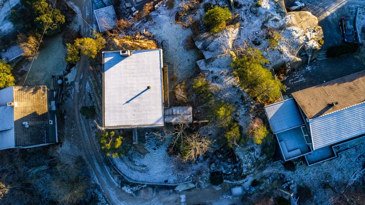 Tomten er på ett mål og består av både opparbeidet innkjørsel og hage, samt naturtomt. Galleribilde