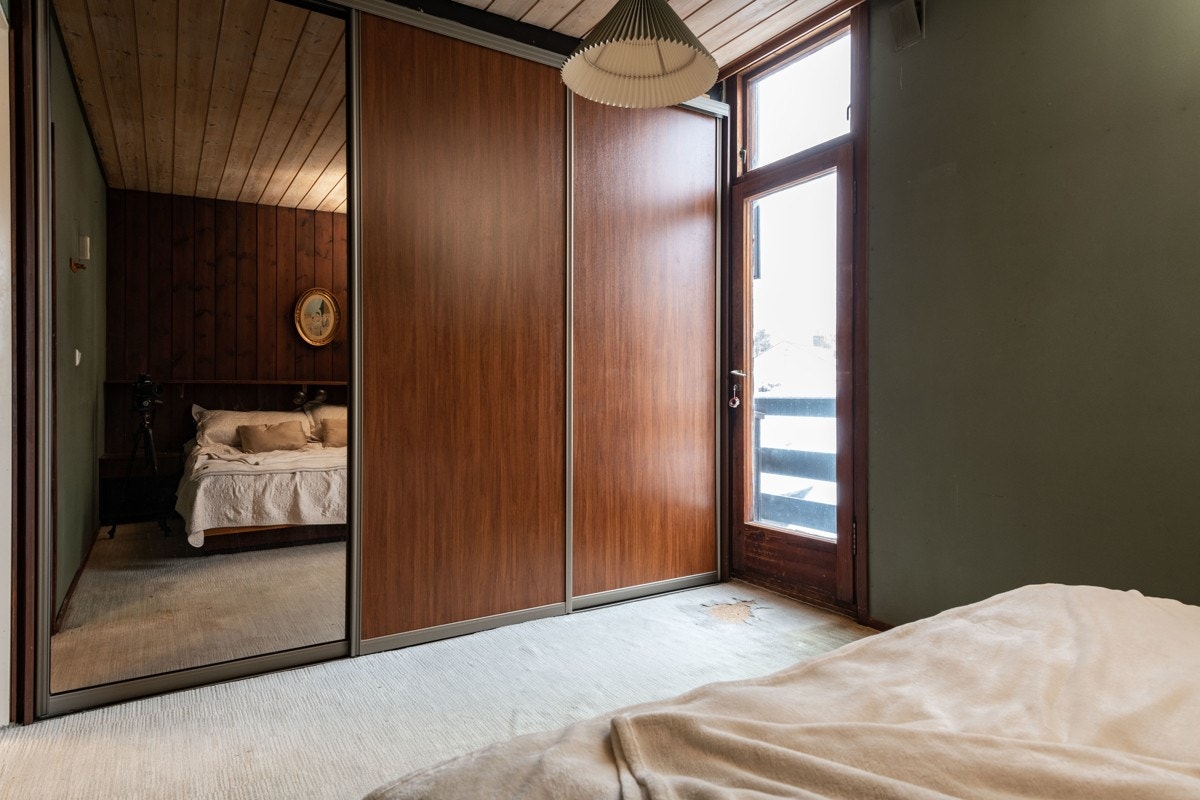 Til soverommert er det en romslig skyvedørsgarderobe med både oppheng og kurvsystem. Galleribilde