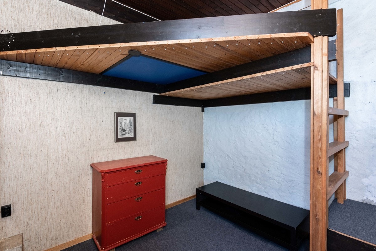 Tilbygget i 1981 inneholdt soverom nr. 3 og dette rommet som har en stor takhøyde og en enkel hemsløsning. Er i takstrapport betegnet som soverom nr. 5. Det er utgang til dette rommet fra gangen og direkte fra uteområdet. Galleribilde