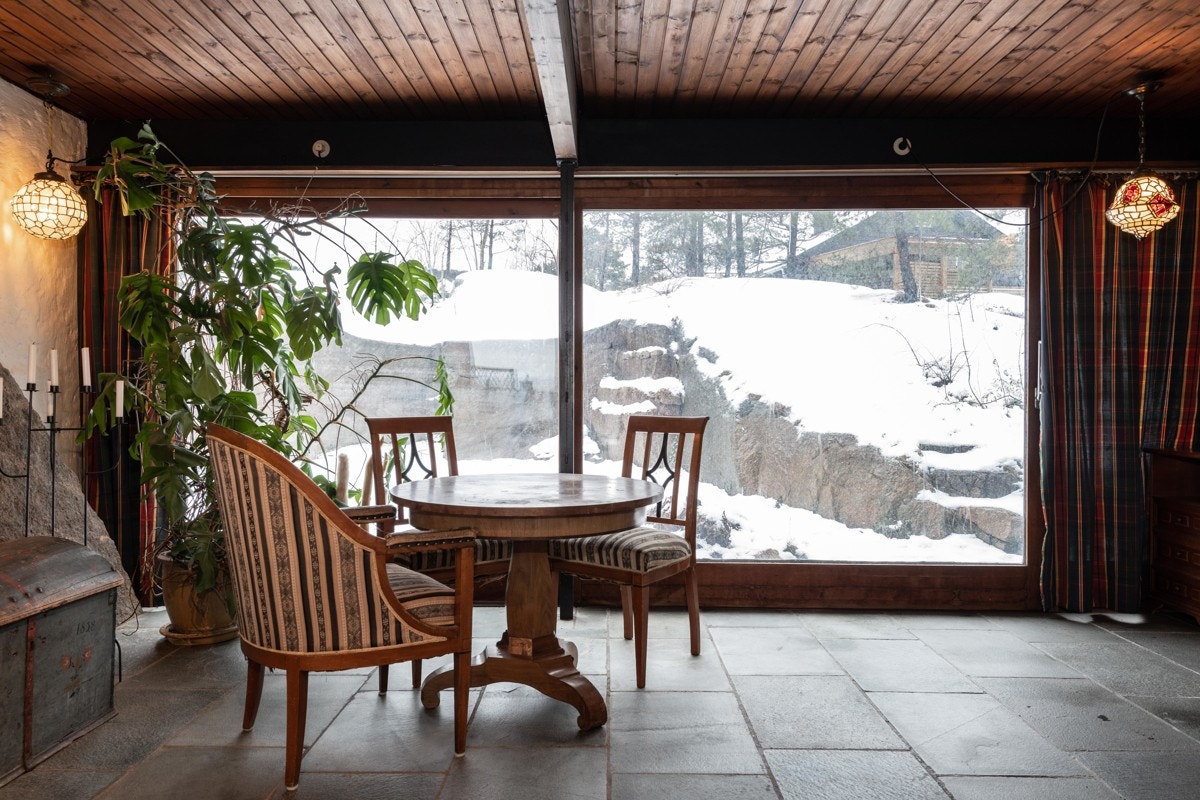 Hele veggen ut mot det skjermede grøntarealet er av glass, og en stor skyvedør gjør at halve veggen kan skyves til side. Galleribilde